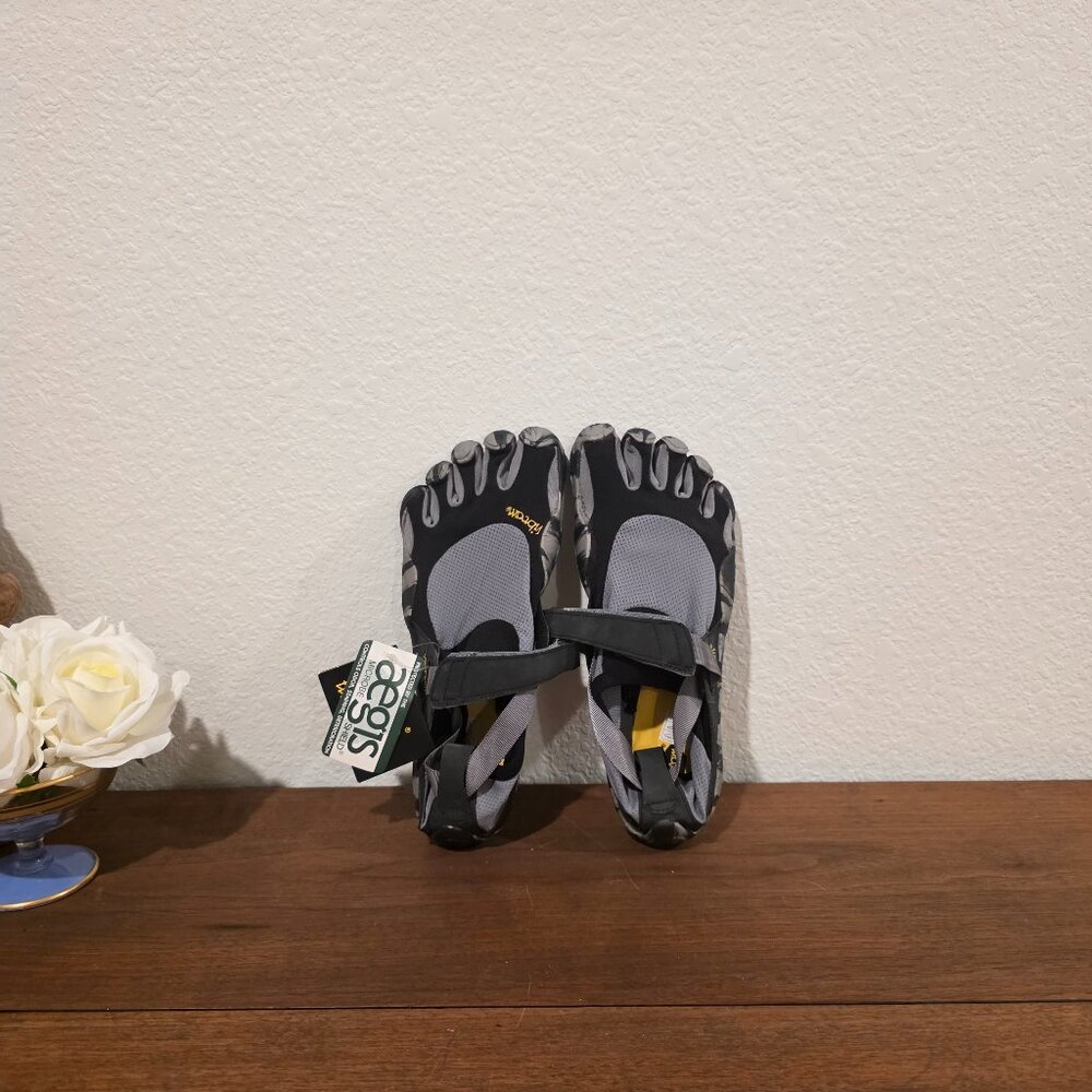 NWT Vibram Five Finger Shoes M1485 Sz 41 (US - 8 Mens)